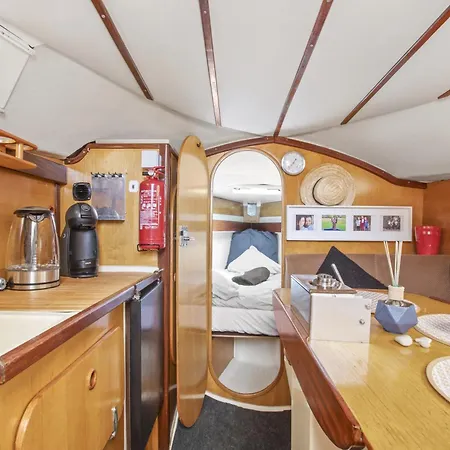 Bateau Dans Le Port De Úszó hotel *