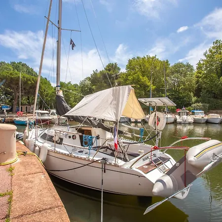 Bateau Dans Le Port De Ботель