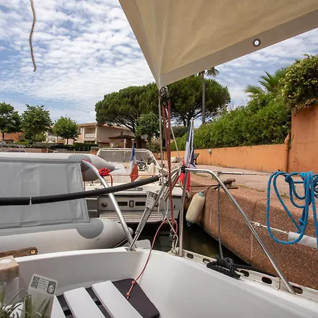 Bateau Dans Le Port De